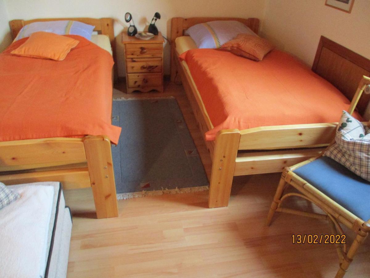 Apartment Haus Mit Lilie Und Rose