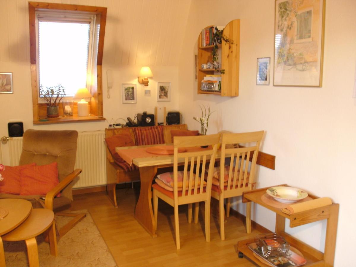 Haus Mit Lilie Und Rose Apartment